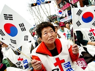 В шесть часов утра по всей территории Южной Кореи открылись 13 246 избирательных участков