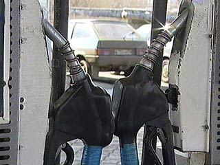 На автозаправочных станциях Владивостока в среду резко подорожал бензин, рост цен составил от полутора до трех рублей