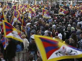 В Сан-Франциско во вторник около полутора тысяч сторонников независимости Тибета приняли участие в митинге протеста накануне эстафеты Олимпийского огня в этом американском городе