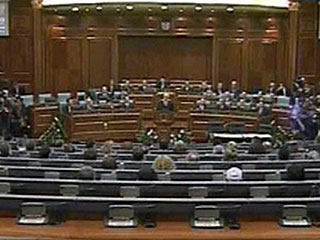 Парламент Косово на внеочередном заседании в среду утвердил конституцию - основной закон самопровозглашенной республики