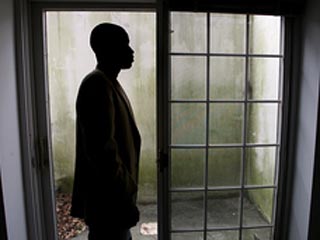 В США беженца изнасиловали в тюрьме, пока он ждал суда