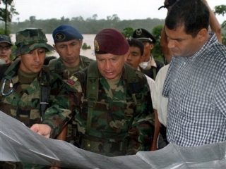 Три высших военных чина Эквадора подали в отставку после того, как левый президент страны Рафаэль Корреа обвинил спецслужбы, в том числе военную разведку, в том, что они находятся под контролем ЦРУ США