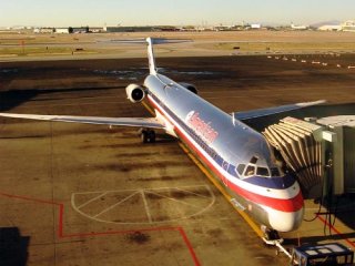 Авиакомпания American Airlines отменила более тысячи рейсов из-за внеплановых проверок систем электропроводки самолетов