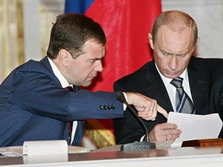 Избранный президент Дмитрий Медведев может лишиться "смотрящих" в федеральных округах. Все полномочные представители президента РФ, как и прочие сотрудники администрации президента, подадут в отставку в день инаугурации Медведева