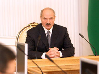 Neue Zurcher Zeitung: Лукашенко играет на два фронта - обхаживая Запад, давит на критикующих его СМИ