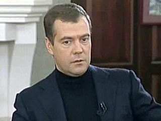Избранный президент России Дмитрий Медведев не вступит в "Единую Россию" на ближайшем съезде партии, который состоится на будущей неделе