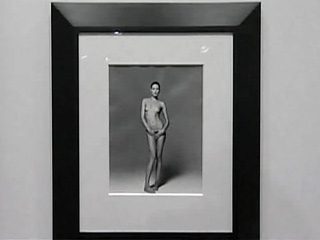 Черно-белый снимок, изображающий Бруни скромно прикрывающей обнаженное тело рукой, имитирует картину Жоржа Сера "Натурщица"