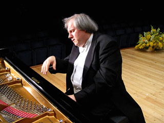 Известный пианист российского происхождения Григорий Соколов отказался от выступлений в Великобритании, где регулярно давал концерты на протяжении последних 18 лет
