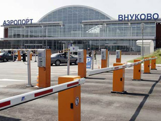 Авиарейс из Москвы в Петербург задержан во Внуково: на борту ищут бомбу