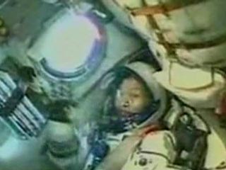 После завершения напряженного рабочего дня первая корейская космонавтка Ли Со Ен исполнит для своих российских и американских коллег песню на родном языке и накормит их ужином из блюд национальной кухни