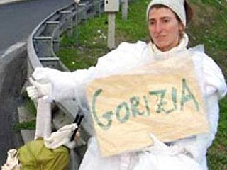 Турецкие полицейские в окрестностях Стамбула обнаружили тело 33-летней итальянской художницы Джузеппины Паскуалино-ди-Маринео, которая автостопом в свадебном платье намеревалась достичь Ливана