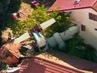 В результате падения небольшого двухмоторного самолета Cessna-310 на жилые дома в штате Калифорния пострадали трое мужчин и одна женщина