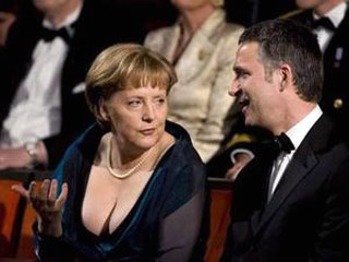 Декольте Ангелы Меркель произвело фурор на церемонии открытия театра в Осло