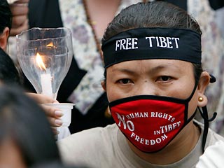 Сотни буддистских монахов и тибетских беженцев провели массовую акцию протеста у стен ООН в Нью-Йорке, требуя независимого расследования событий в Лхасе в марте нынешнего года
