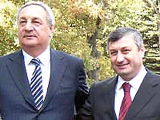 Президенты Абхазии и Южной Осетии Сергей Багапш и Эдуард Кокойты на встрече в Сухуми во вторник за "закрытыми дверями" обсудили ситуацию, складывающуюся в зонах конфликтов, а также широкий спектр вопросов двустороннего сотрудничества