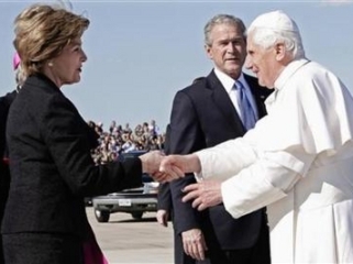 У трапа Папу встречал президент Джордж Буш с супругой. Это первый случай в истории, когда глава Белого дома приветствовал своего гостя прямо в аэропорту