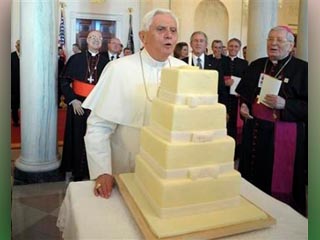 Буш подарил Папе большой торт, хрустальный крест и коллекцию записей американской классической музыки