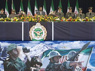 Иран, демонстрируя военную мощь, с небывалым размахом празднует День национальной армии 
