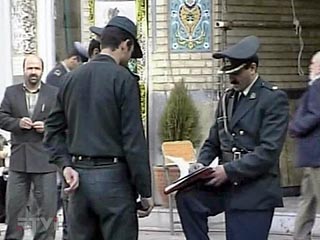 В Иране шефа "полиции нравов" задержали во время облавы в борделе