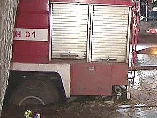 В Москве под землю провалилась пожарная машина, спешащая на вызов