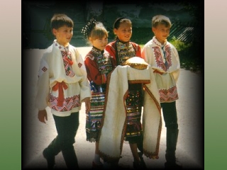 Марийцев считают одними из последних язычников в Европе, и древние обряды на съезде сочетаются с современными технологиями, а традиционные платья и строгие деловые костюмы с национальной вышивкой