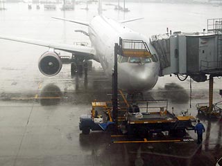 В Гонг-Конге пассажиры "Аэрофлота" вторые сутки не могут вылететь в Москву. Рейс 596 Гонг-Конг - Москва, который должен был вылететь в 10:55 18 апреля, был задержан в связи с технической неисправностью 