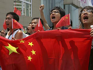 Жители нескольких крупных городов Китая, включая Пекин, Ухань, Хэфэй, Циндао и Куньмин, провели мирные демонстрации протеста против "независимости Тибета"