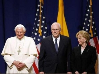 Провожали Папу Римского Бенедикта XVI вице-президент США Дик Чейни с супругой