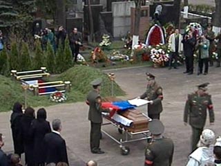 Новодевичье кладбище закрыто на три дня, в связи с подготовкой мероприятий, связанных с годовщиной смерти первого президента России Бориса Ельцина