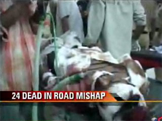 Крупное дорожно-транспортное происшествие произошло в четверг в Индии, где погибли 24 человека, причем 7  из них умерло по дороге в больницу, т.к. ближайшая больница находится в 130 км от места ДТП