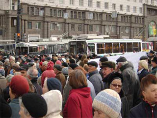 Около тысячи человек, в основном, пенсионеры, приняли участие в пикете против монетизации льгот на проезд в общественном транспорте, организованном в четверг Челябинским региональным отделением КПРФ