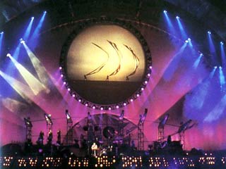 Один из основателей, бас-гитарист, вокалист и автор множества песен группы Pink Floyd Роджер Уотерс приезжает в Петербург со своей программой "The dark side of the moon"