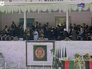 Выстрелы раздались в тот момент, когда президент, ряд членов кабинета министров, а также несколько иностранных дипломатов присутствовали на праздновании 16-й годовщины захвата Кабула моджахедами