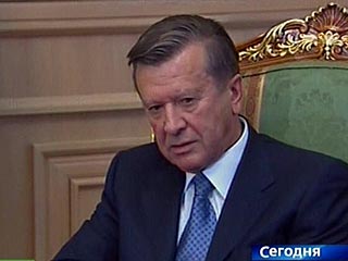 Глава российского правительства Виктор Зубков, срок полномочий которого истекает, посетит в начале этой недели Киев и Гаагу