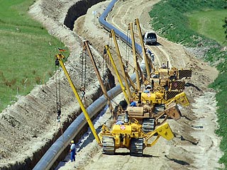 Представители "Газпрома" говорят, что они "не против" Nabucco, но фактически русское вето на строительство газопровода в Каспийском регионе продолжает существовать
