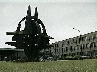 Совет НАТО выразил полную поддержку территориальной целостности Грузии и призвал Тбилиси "продолжать демонстрировать сдержанность в вопросе Абхазии и Южной Осетии, которую она демонстрировала до настоящего момента"