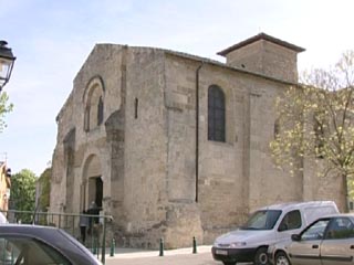 Стена, воздвигнутая в начале XIX века в одном из храмов городка Бомон-ле-Валанс для того , чтобы разделить католиков и протестантов, была накануне разрушена