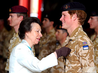Медалью за участие в боевых действиях в Афганистане награжден сегодня принц Гарри - третий в списке королевской семьи наследник британского трона &#8211; и несколько его боевых товарищей