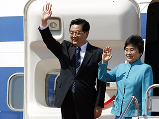Председатель КНР Ху Цзиньтао прибыл во вторник в Токио с первым за последние 10 лет официальным визитом, призванным содействовать улучшению двусторонних отношений
