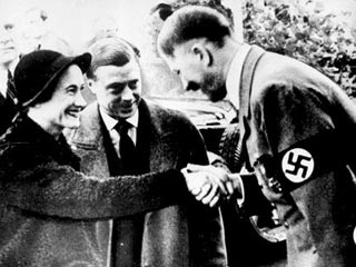 Герцог Виндзорский (слева с женой) допустил утечку информации, чтобы помочь Гитлеру (справа)