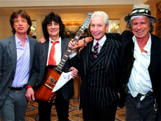 Электрогитара Gibson Firebird V, на которой расписались все четверо участников группы Rolling Stones, выставлена на продажу на популярном интернет-аукционе Ebay в США