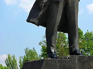 В Донецке ноги памятника Ленину злоумышленники облили краской: коммунальщикам пришлось перекрашивать