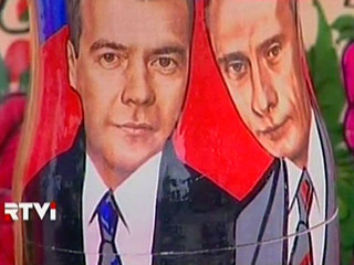 Портреты Владимира Путина и Дмитрия Медведева идут нарасхват