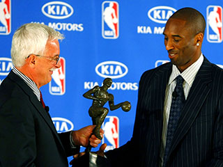 Защитник клуба "Лос-Анджелес Лейкерс" Коби Брайант впервые в своей карьере стал обладателем титула "Самого ценного игрока" (MVP) по итогам сезона в Национальной баскетбольной ассоциации