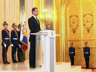 Правительство России сложило полномочия перед президентом Дмитрием Медведевым, который в среду вступил в должность