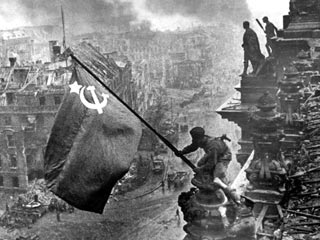 Фотография, запечатлевшая одну из самых известных сцен новейшей истории - советский солдат вооружает знамя на куполе Рейхстага - на самом деле была сфальсифицирована