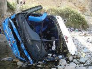 В Перу сорвался с обрыва пассажирский автобус. В результате 29 человек погибли и 17 получили ранения