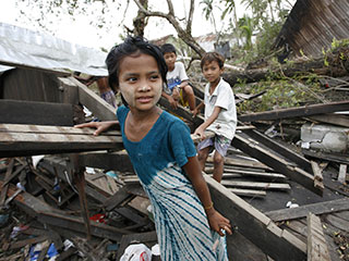 Число погибших в результате тропического урагана, обрушившегося на Мьянму в прошлые выходные, может превысить 100 тысяч человек