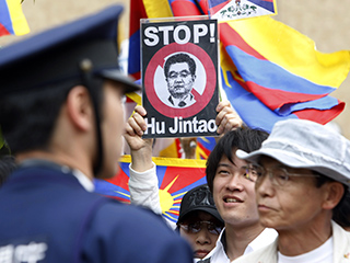 В ожесточенное противостояние с полицией вступила в четверг большая группа японских студентов под флагами "независимого Тибета" у входа в одну из аудиторий престижного токийского Университета Васэда