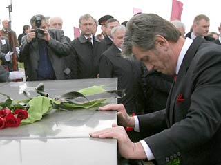 Президент Украины Виктор Ющенко возложил цветы в память о 63-ей годовщины победы в Великой Отечественной войне к Могиле неизвестного солдата